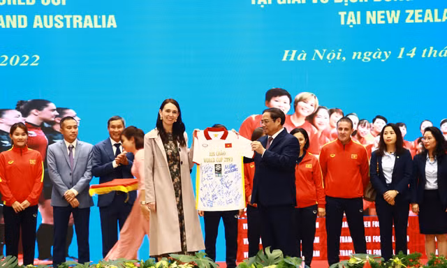 Thủ tướng Phạm Minh Chính tặng áo có chữ ký của đội tuyển bóng đá nữ Việt Nam cho Thủ tướng New Zealand Jacinda Ardern. (Ảnh: Nhật Minh)