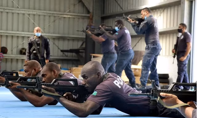 Cảnh sát Quần đảo Solomon trong một cuộc diễn tập chung với cảnh sát Trung Quốc