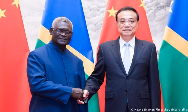 Thủ tướng quần đảo Solomon Manasseh Sogavare trong cuộc gặp Thủ tướng Trung Quốc Lý Khắc Cường năm 2019