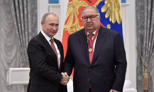 Tổng thống Nga Vladimir Putin bắt tay tỷ phú Alisher Usmanov trong một sự kiện tại điện Kremlin năm 2018. (Ảnh: Reuters)