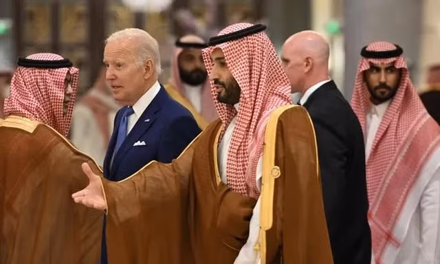 Thái tử kế vị Ả-rập xê-út Mohammed bin Salman tiếp đón Tổng thống Mỹ Joe Biden trong chuyến thăm hồi tháng 7. (Ảnh: Getty)