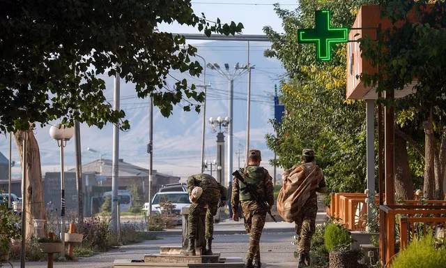 Hơn 100 binh lính của Armenia và Azerbaijan thiệt mạng trong đợt giao tranh vừa xảy ra. (Ảnh: Tass)