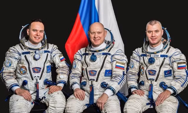 (Từ trái qua) Ba phi hành gia Nga Sergey Korsakov, Oleg Artemyev, và Denis Matveev chụp ảnh chung trong trung tâm huấn luyện Gagarin ở Mátxcơva 