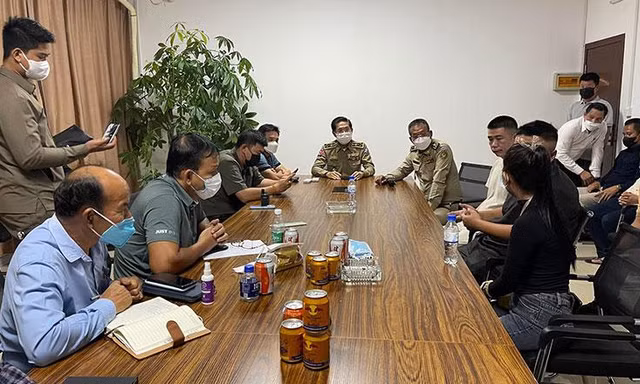Cơ quan chức năng Campuchia làm việc với quản lý sòng bài. (Ảnh: Khmer Times)