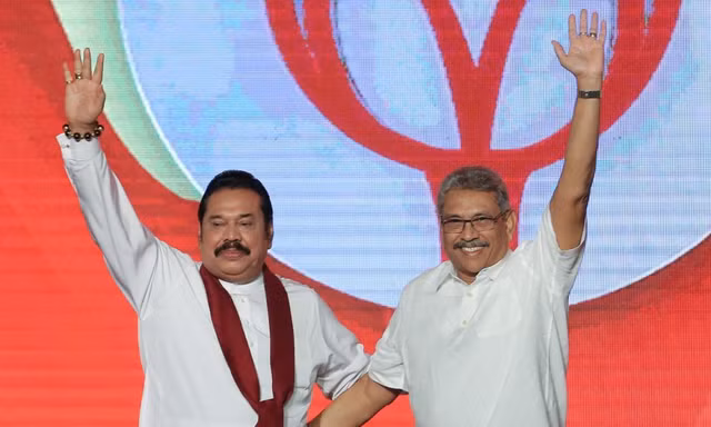 Ông Mahinda Rajapaksa (trái) và anh trai Gotabaya Rajapaksa trong một sự kiện ở Colombo năm 2019. (Ảnh: CNN)