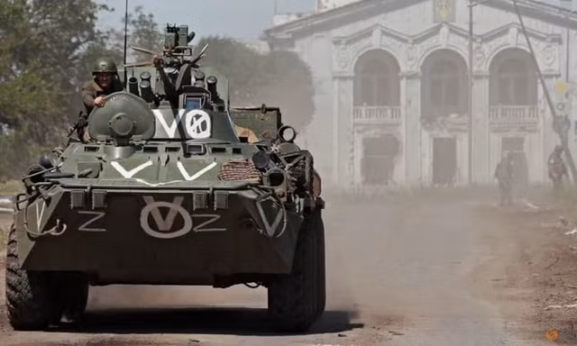 Một xe bọc thép của lực lượng thân Nga ở Lugansk ngày 2/6. (Ảnh: Reuters)