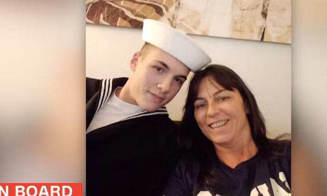 Thuỷ thủ Xavier Hunter Mitchell Sandor trong bức ảnh chụp cùng mẹ. (Ảnh: CNN)