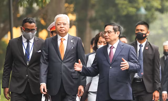Thủ tướng Phạm Minh Chính đón Thủ tướng Malaysia Dato’ Sri Ismail Sabri Yaacob. (Ảnh: Đoàn Bắc)