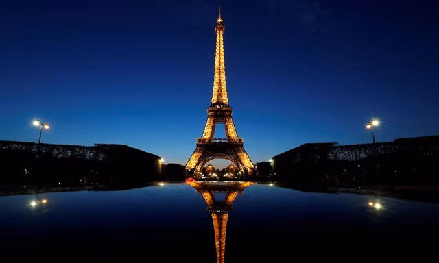 Tháp Eiffel ở Paris sẽ bị tắt điện sớm hơn bình thường. (Ảnh: Reuters)