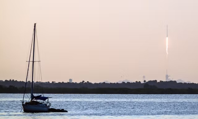 Một tên lửa của SpaceX đưa 53 vệ tinh Starlink lên quỹ đạo ngày 18/5/2022. (Ảnh: Reuters)