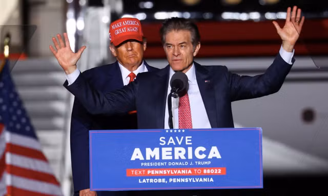 Cựu Tổng thống Mỹ Donald Trump và ứng viên thống đốc Pennsylvania Mehmet Oz trong cuộc vận động cử tri ngày 5/11. (Ảnh: Reuters)