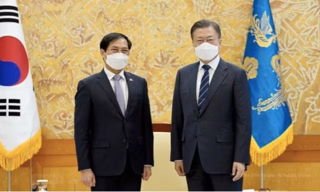 Bộ trưởng Ngoại giao Bùi Thanh Sơn trong cuộc gặp Tổng thống Hàn Quốc Moon Jae-in. (Ảnh: Phủ tổng thống Hàn Quốc)