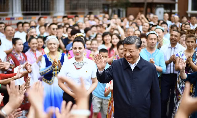 Ông Tập Cận Bình gặp gỡ người dân Tân Cương ngày 13/7. (Ảnh: Xinhua)