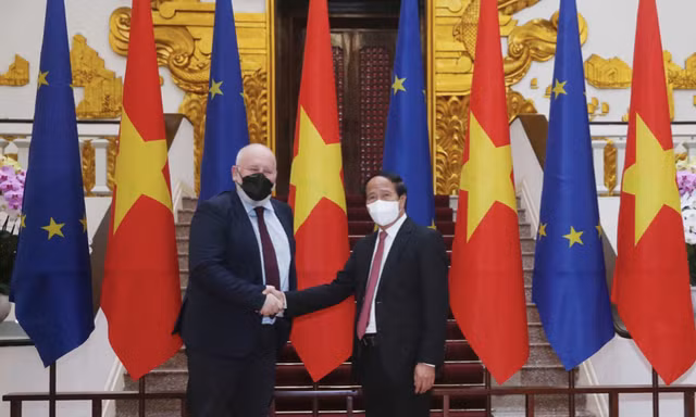 Phó Thủ tướng Lê Văn Thành đón Phó Chủ tịch điều hành Ủy ban châu Âu Frans Timmermans. (Ảnh: TTXVN) 