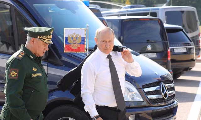 Tổng thống Nga Vladimir Putin (phải) và Bộ trưởng Quốc phòng Sergei Shoigu. (Ảnh: Reuters)