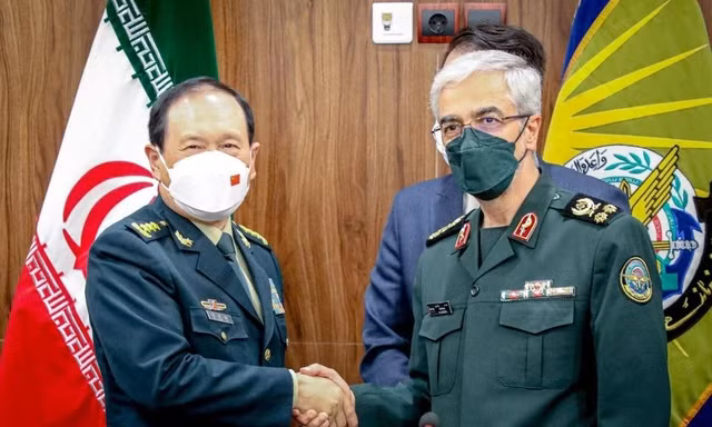 Tham mưu trưởng các lực lượng vũ trang Iran Mohammad Bagheri trong cuộc gặp Bộ trưởng Quốc phòng Trung Quốc Ngụy Phượng Hòa. (Ảnh: EPA)
