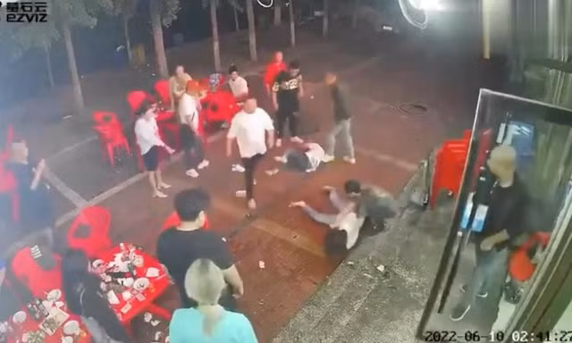Hình ảnh do camera giám sát cho thấy nhóm thực khách nữ bị lôi ra khỏi nhà hàng và tiếp tục bị hành hung ở ngoài sân