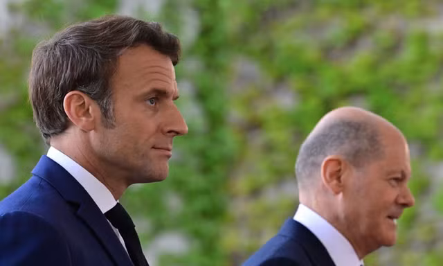 Tổng thống Pháp Emmanuel Macron (trái) và Thủ tướng Đức Olaf Scholz. (Ảnh: Politico)