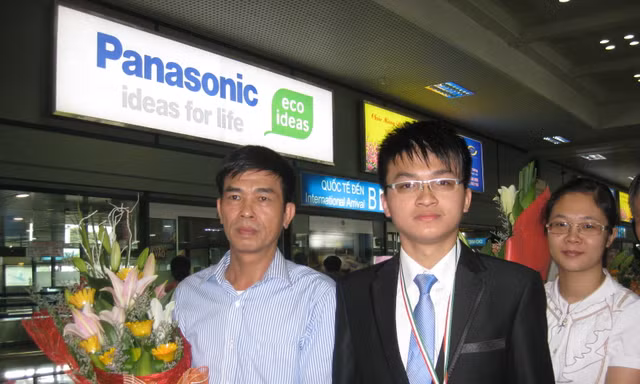 Lê Huy Quang với bố tại sân bay Nội Bài sáng 9-5