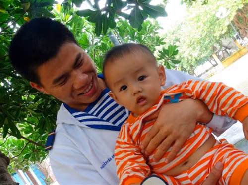 Hồn nhiên những em bé Trường Sa