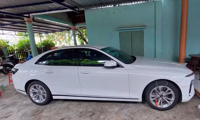 Bị cảnh sát thu giữ xe ô tô gian, đối tượng dùng dao chống trả quyết liệt