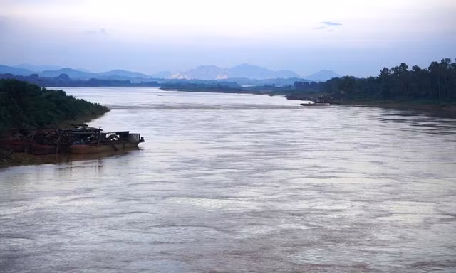 Thi thể bị trói hai tay trong bao tải trôi trên sông Mã