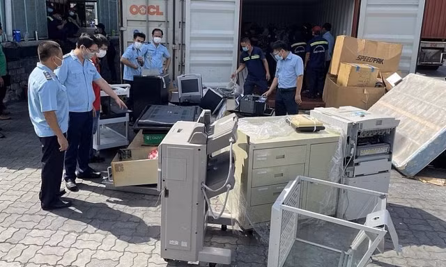 Hai cựu cảnh sát móc nối để nhập lậu container hàng như thế nào?