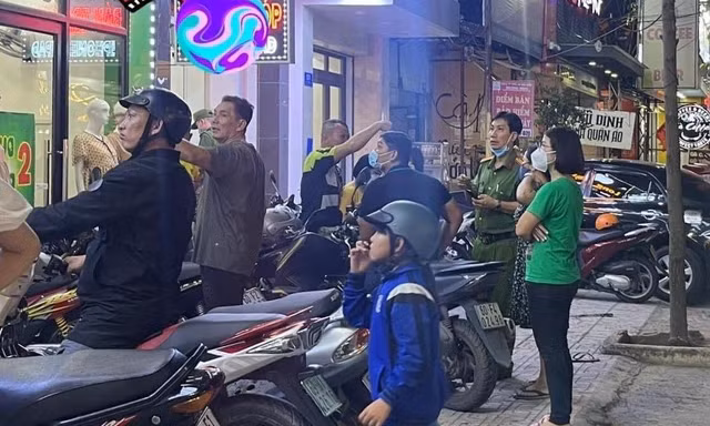 Giết người vì nghi bị chủ tiệm điện thoại cài định vị theo dõi