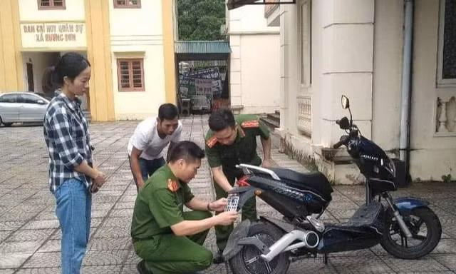 Công an xã, thị trấn ở Vĩnh Phúc cấp biển số, đăng ký xe cho người dân.