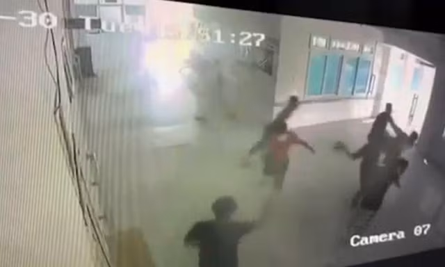 [CLIP] Nhóm côn đồ xông vào bệnh viện đánh người gây náo loạn 