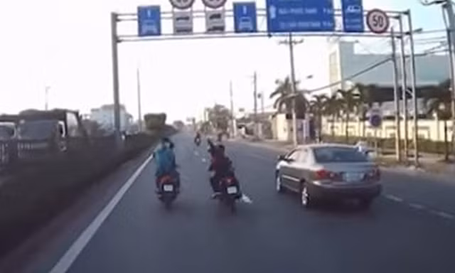 Hai nhóm thanh niên rượt chém nhau như phim xã hội đen trên đường 