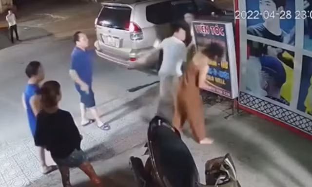 Cách chức, cho ra khỏi ngành phó trưởng công an phường đánh phụ nữ lúc nửa đêm