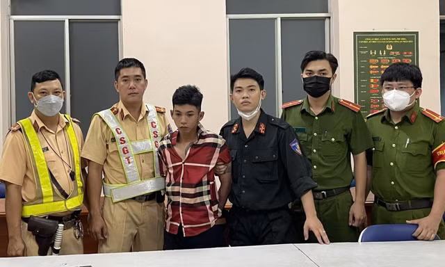 [CLIP] Phóng viên cùng CSGT truy bắt, khống chế đối tượng cướp giật 