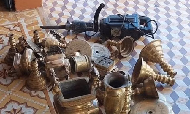 Hai đối tượng đột nhập Lăng Thần Nam Hải ở thị xã Đức Phổ, cậy cửa vào lăng trộm 3 bộ lư thờ tự bằng đồng.