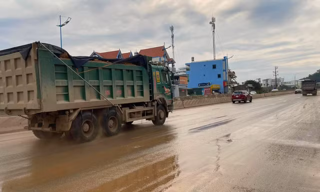 Tuyến đường đẹp nhất Quảng Ninh bụi bẩn, nhếch nhác vì 'binh đoàn hổ vồ'
