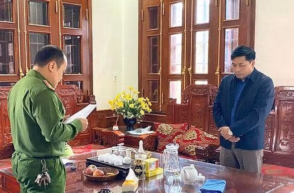 Ông Nguyễn Ích Chánh (bìa phải) bị khởi tố bị can -Ảnh: CB