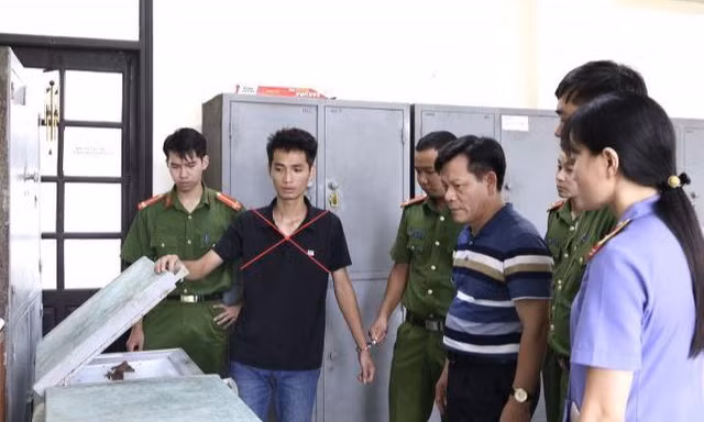 Phút hoảng loạn của người thân khi bé trai bị nhốt trong tủ cấp đông