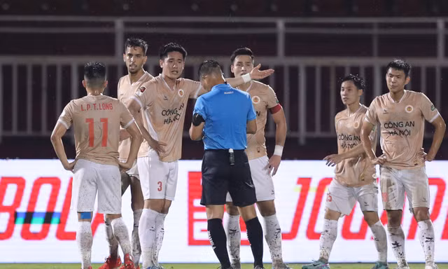 Mất bàn thắng, mất người, CLB CAHN chịu thất bại trên sân TPHCM