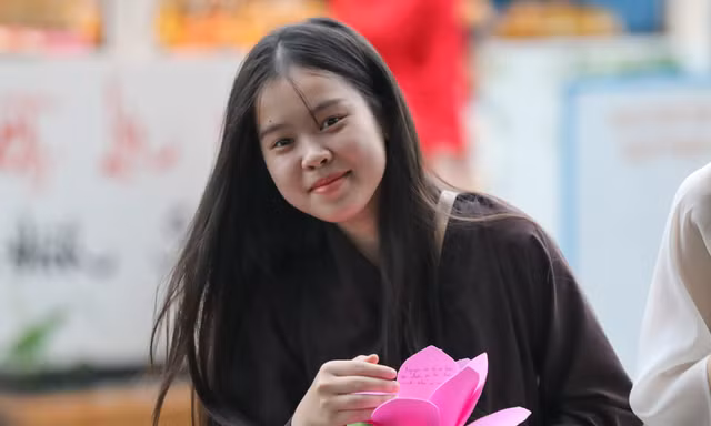 Người dân TPHCM dầm mưa thả hoa đăng, cầu bình an trong ngày rằm tháng Bảy