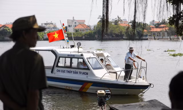 Tàu kiểm ngư, cảnh sát đi tuần ngăn chặn chích điện vớt cá ngày ông Táo ở TPHCM