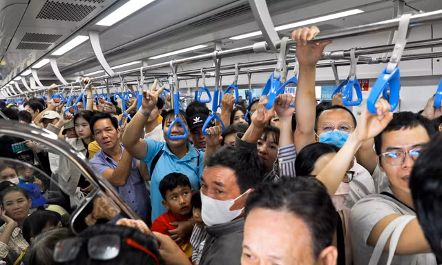 Metro số 1 quá tải ngày đầu, nhiều người không lên được tàu phải bỏ về