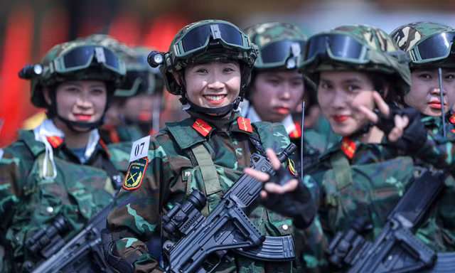 Những 'bông hồng thép' hợp luyện tại sân bay Biên Hòa