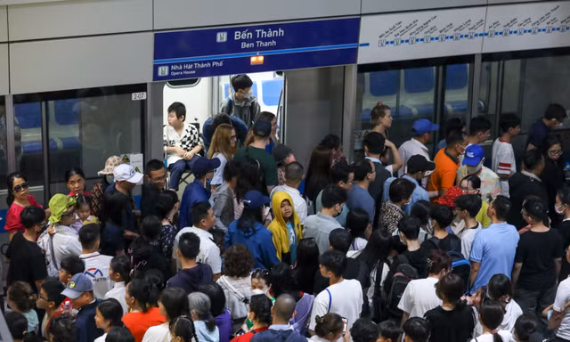 'Biển người' chờ cả tiếng để đi metro TPHCM ngày mùng 3 Tết