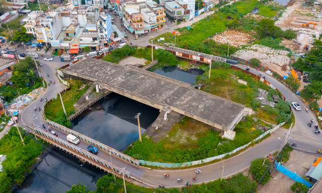 Cầu gần 700 tỷ đồng ở TPHCM 'đắp chiếu' hơn 5 năm