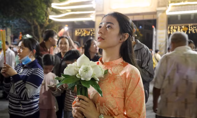 Giới trẻ đổ xô đi chùa cầu duyên sau thời khắc giao thừa