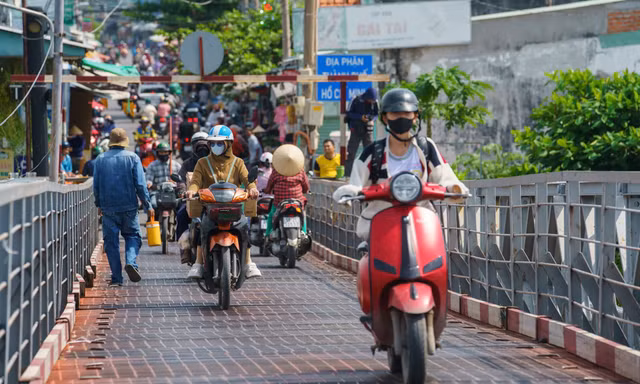 Cận cảnh 2 cây cầu xuống cấp nghiêm trọng ở khu Nam TPHCM