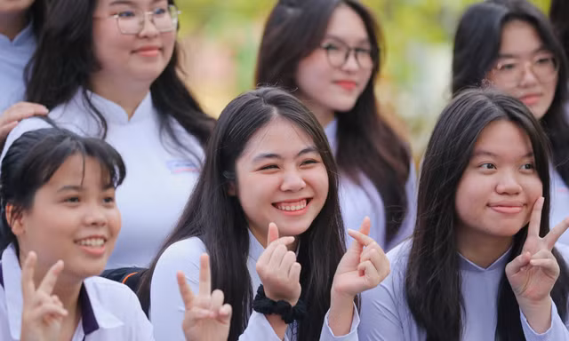 Nữ sinh TPHCM rạng ngời trong tà áo dài dự khai giảng