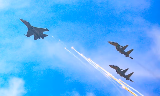 Ngắm 'hổ mang chúa' Su30-MK2 trên bầu trời TPHCM