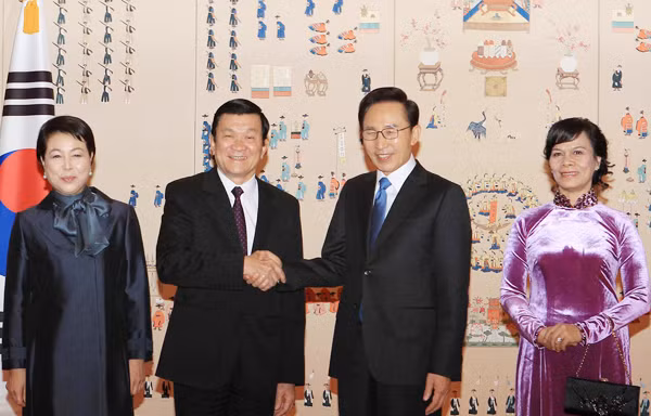Tổng thống Hàn Quốc Lee Myung Bak và Phu nhân đón Chủ tịch nước Trương Tấn Sang và Phu nhân Ảnh: TTXVN