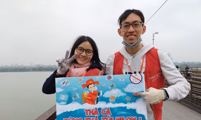 “Thả cá, đừng thả rác” là thông điệp hành động của các bạn trẻ.